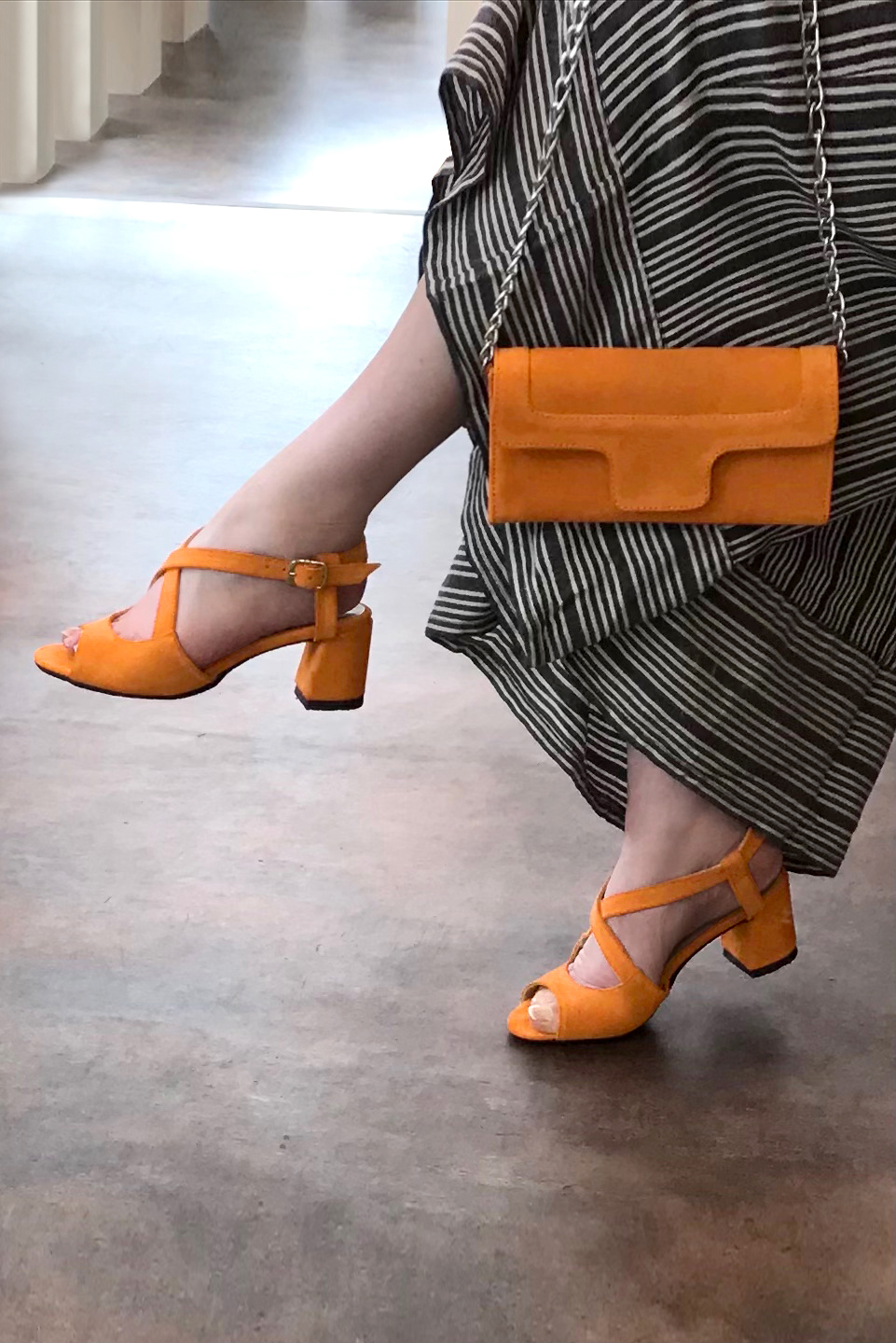 Apricot orange matching sandals and clutch. Worn view - Florence KOOIJMAN